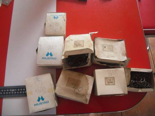 APPROXIMATELY 800 FISHING HOOKS (NEVER BEEN USED).